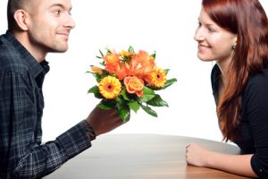 Mann schenkt Frau Blumenstrauß