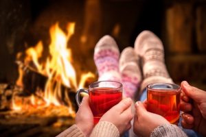 Tee trinken am Kamin